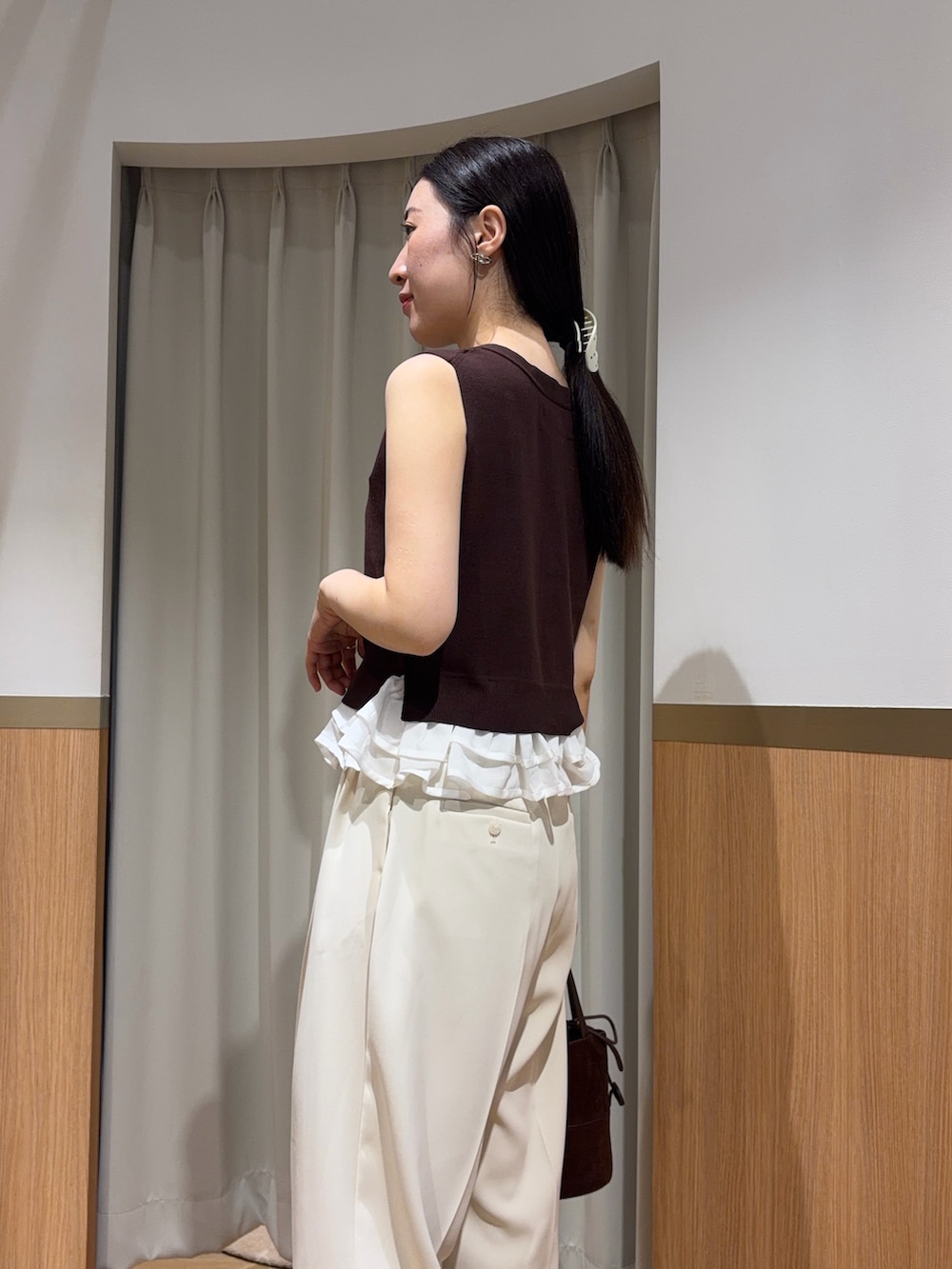 ブラウン系のニット/セーター、ホワイト系のその他パンツを着用したレディースの夏コーディネートの5枚目の写真