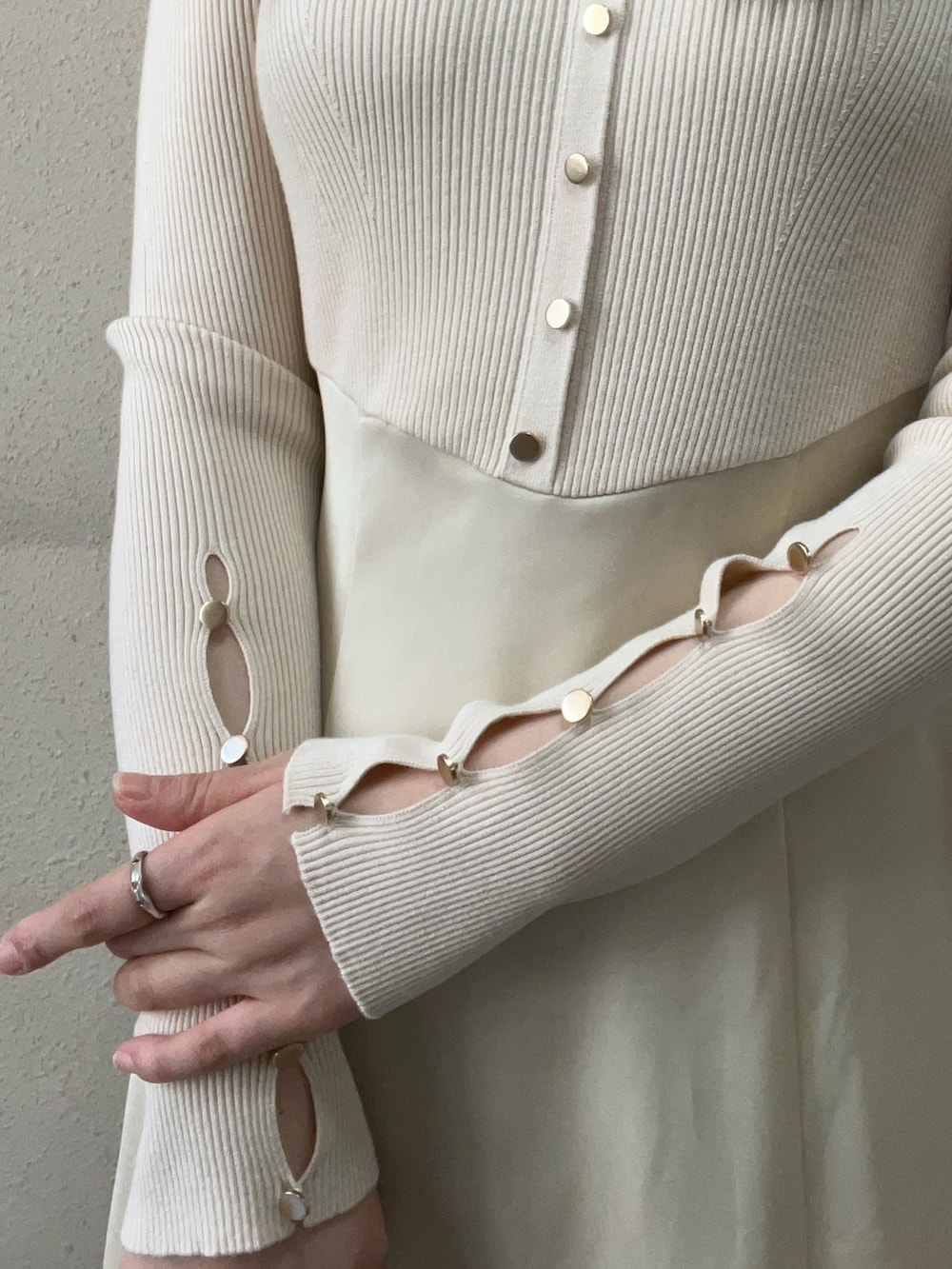 ホワイト系のワンピース、ブラック系のブーツを着用したレディースの秋コーディネートの5枚目の写真