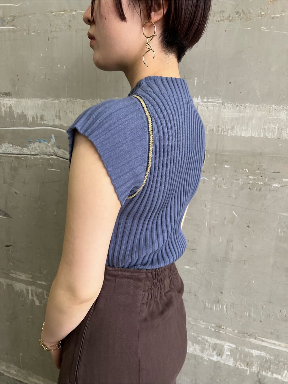 ホワイト系のハンドバッグ、レッド系のサンダル、ブラウン系のスカートを着用したレディースの夏コーディネートの7枚目の写真