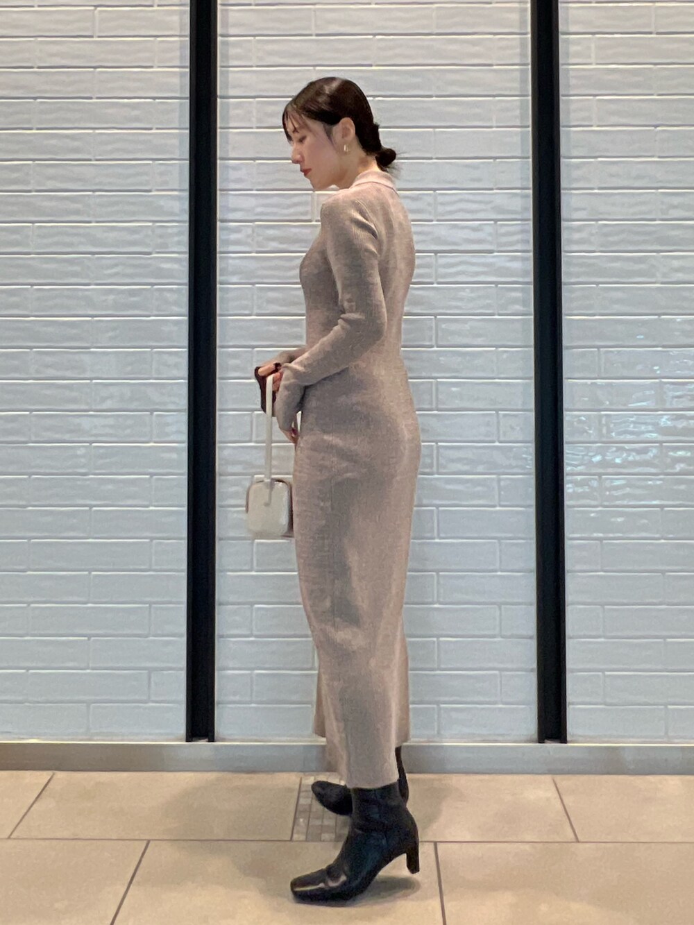 ブラック系のブーツ、グレー系のワンピース、ブラウン系のカーディガン/ボレロを着用したレディースの秋コーディネートの4枚目の写真