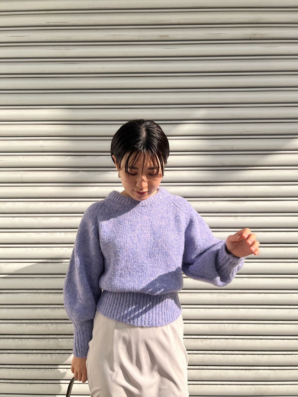 ブラウン系のショルダーバッグ、ベージュ系のブーツ、ベージュ系のダウンジャケット/コートを着用したレディースの冬コーディネートの5枚目の写真