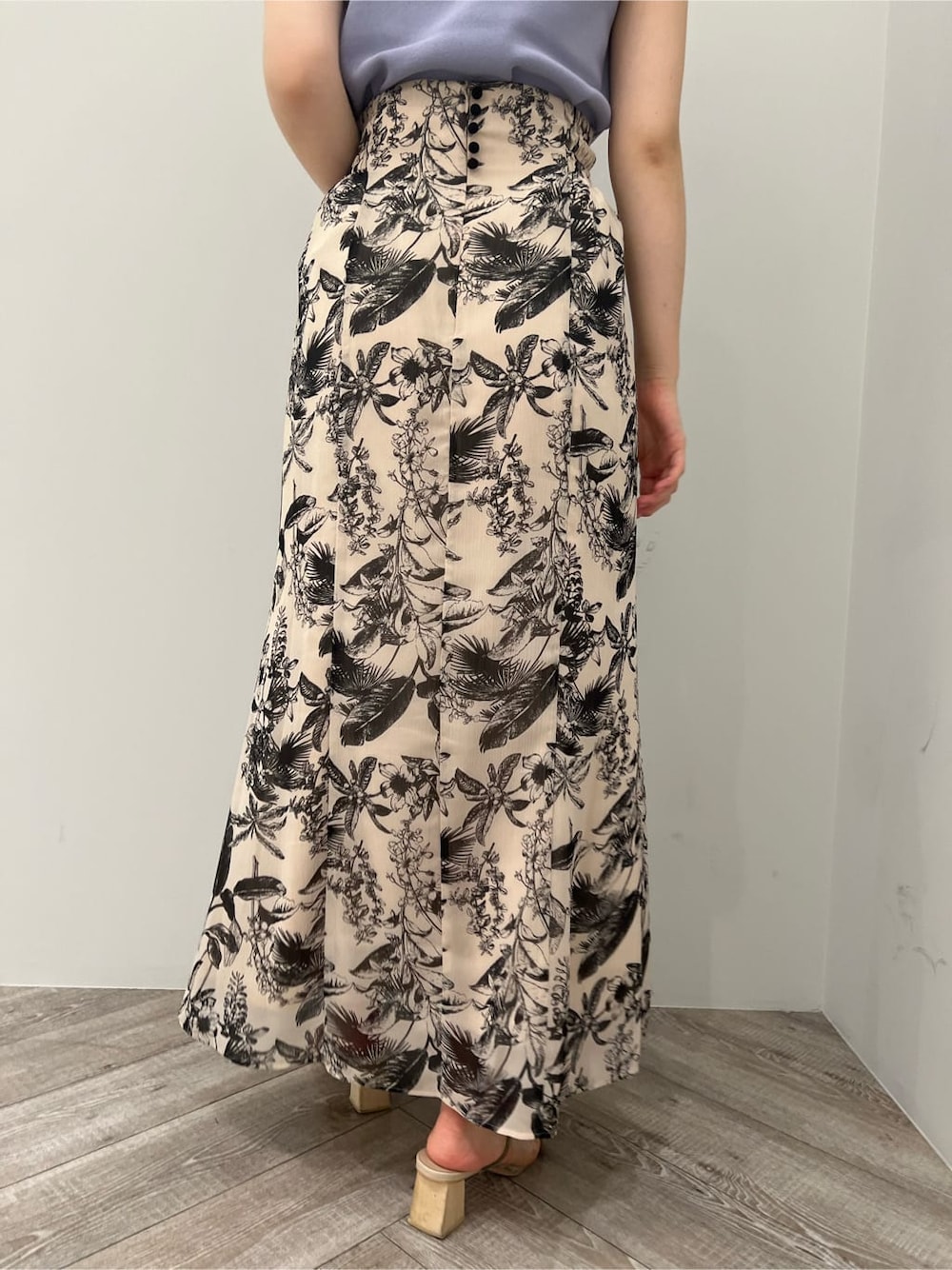 ホワイト系のパンプス、ベージュ系のスカート、ブラック系のスカートを着用したレディースの夏コーディネートの7枚目の写真