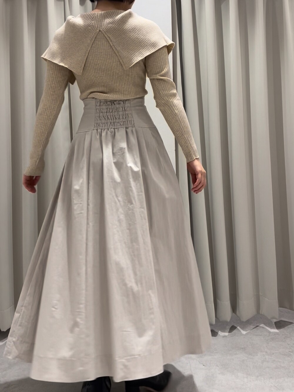 ベージュ系のスカート、ベージュ系のニット/セーターを着用したレディースの冬コーディネートの3枚目の写真