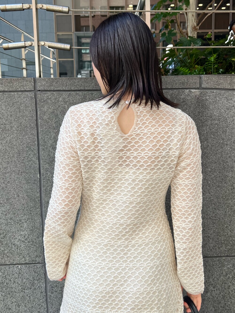 ホワイト系のブルゾン、ホワイト系のワンピース、ブラック系のブーツを着用したレディースの秋コーディネートの7枚目の写真