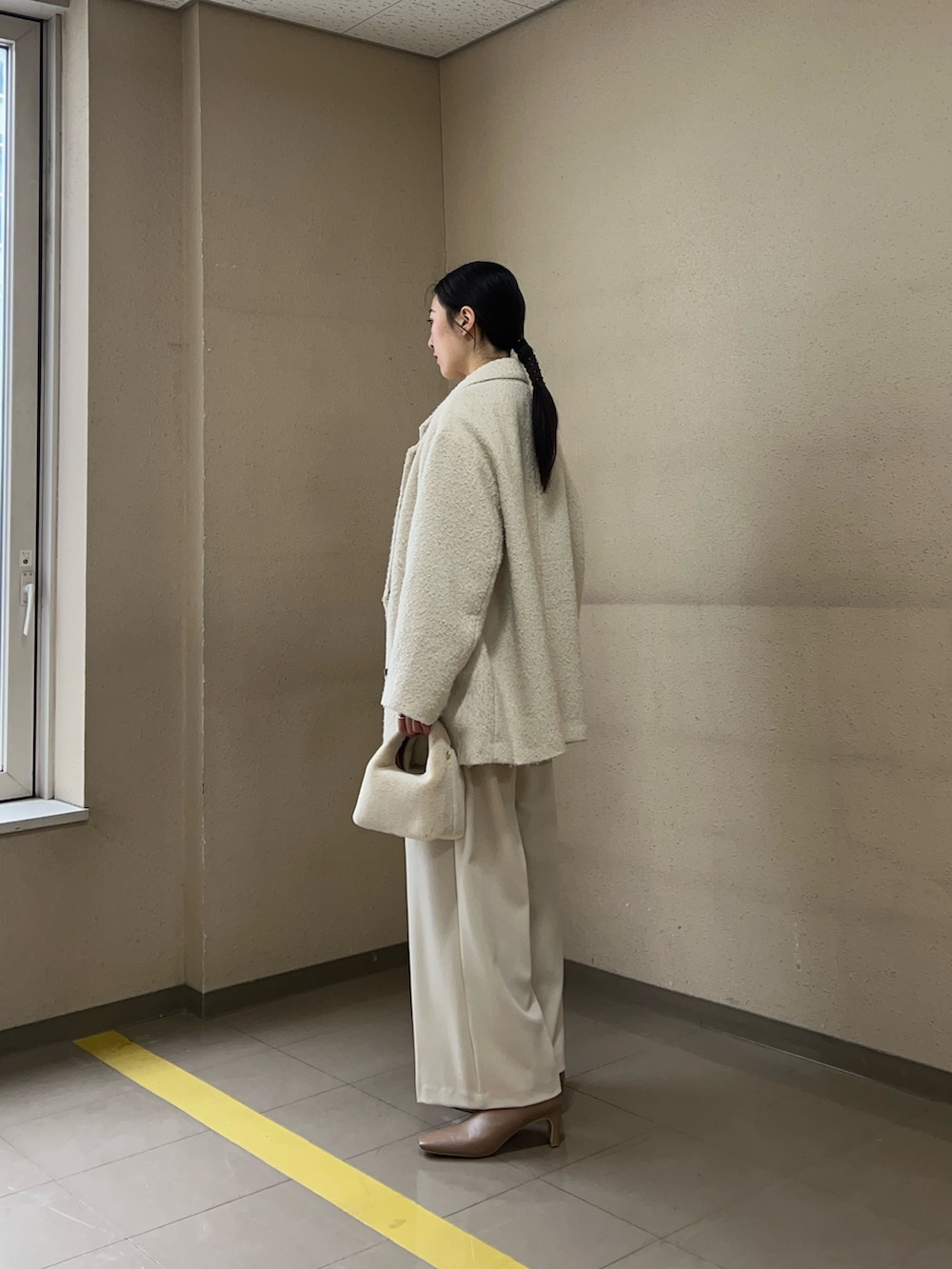 ホワイト系のその他パンツ、ピンク系のカーディガン/ボレロ、ホワイト系のテーラードジャケットを着用したレディースの冬コーディネートの2枚目の写真