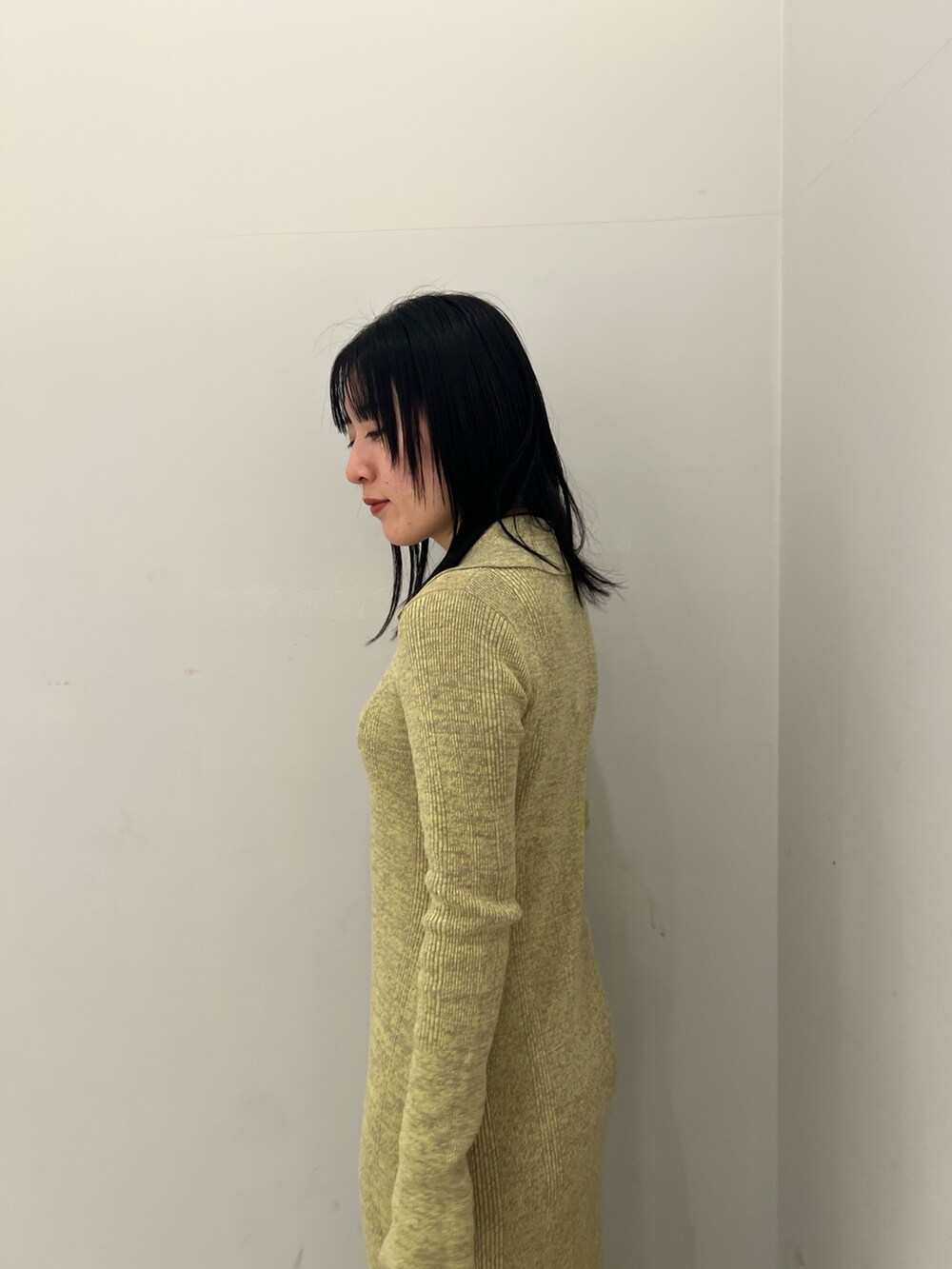 ブラウン系のカーディガン/ボレロ、グリーン系のワンピースを着用したレディースの冬コーディネートの7枚目の写真