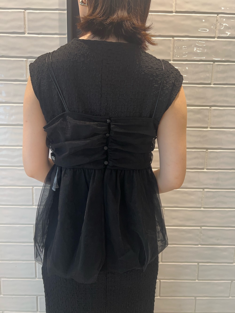 その他のサンダル、ブラック系のワンピース、ブルー系のハンドバッグを着用したレディースの夏コーディネートの7枚目の写真