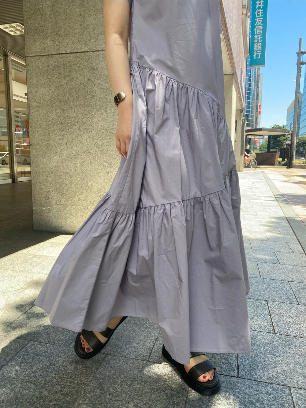 ブラウン系のサンダル、ホワイト系のショルダーバッグ、パープル系のワンピースを着用したレディースの夏コーディネートの3枚目の写真