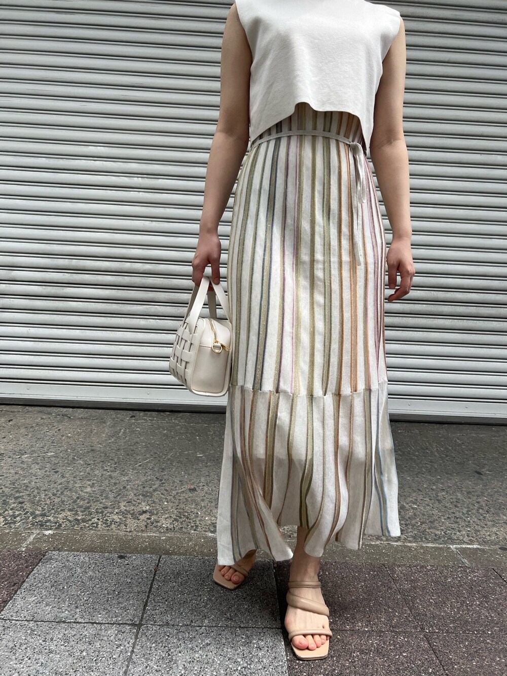 ホワイト系のショルダーバッグ、ベージュ系のサンダル、ホワイト系のワンピースを着用したレディースの春コーディネートの9枚目の写真