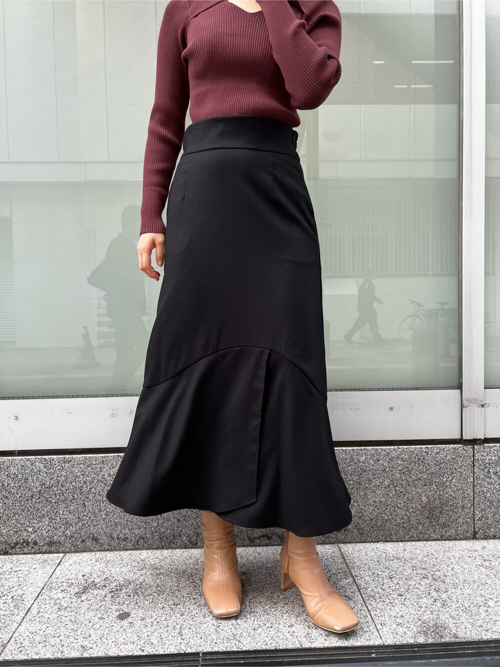 ベージュ系のその他シューズ、ブルー系のその他アウター、ブラック系のスカートを着用したレディースの秋コーディネートの7枚目の写真