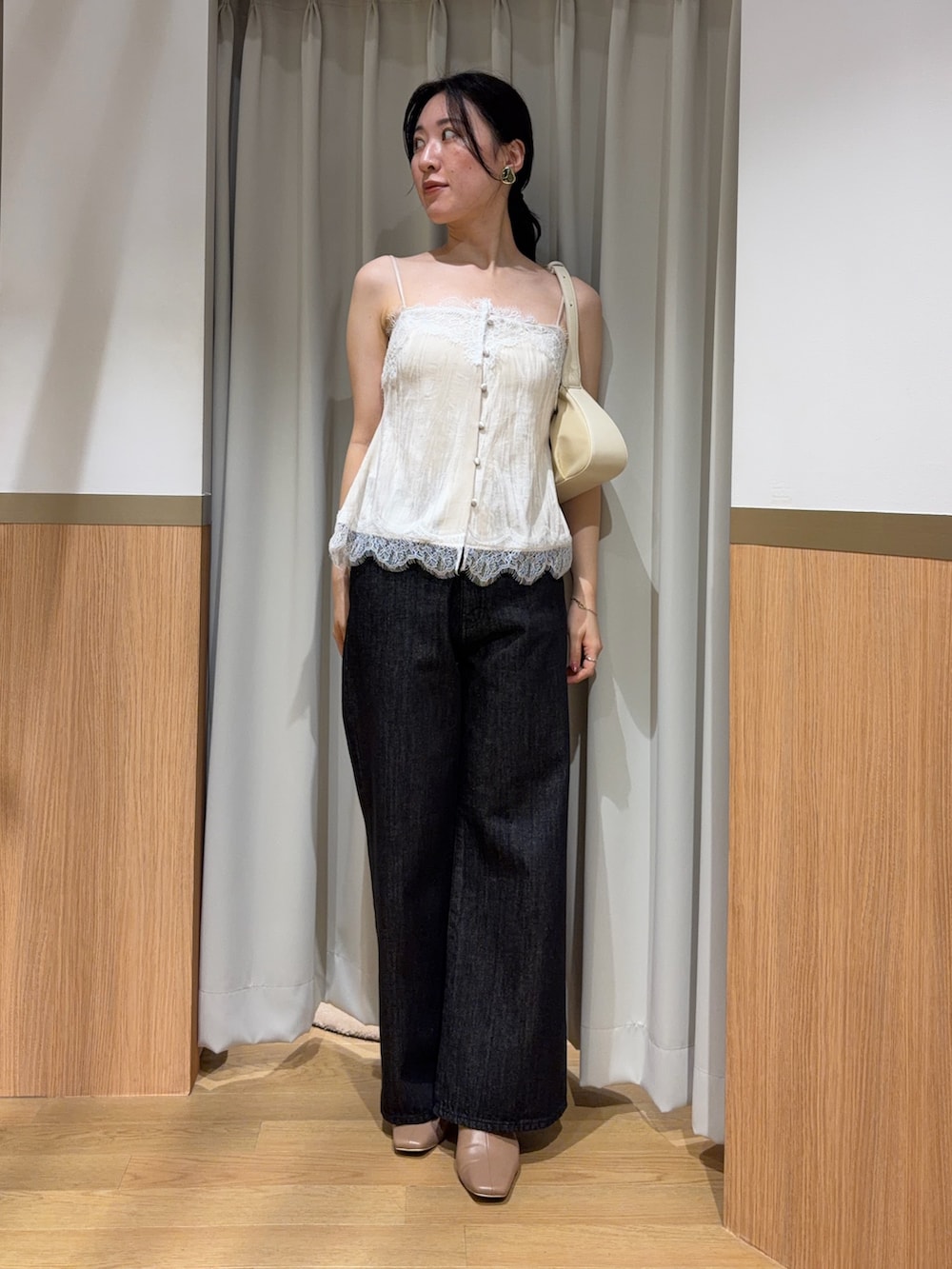 ブラウン系のテーラードジャケット、ブルー系のデニムパンツ、ブラック系のデニムパンツを着用したレディースの夏コーディネートの5枚目の写真