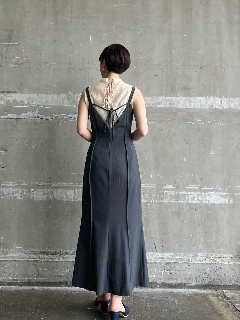 ホワイト系のシャツ/ブラウス、グレー系のワンピース、ブルー系のサンダルを着用したレディースの夏コーディネートの3枚目の写真