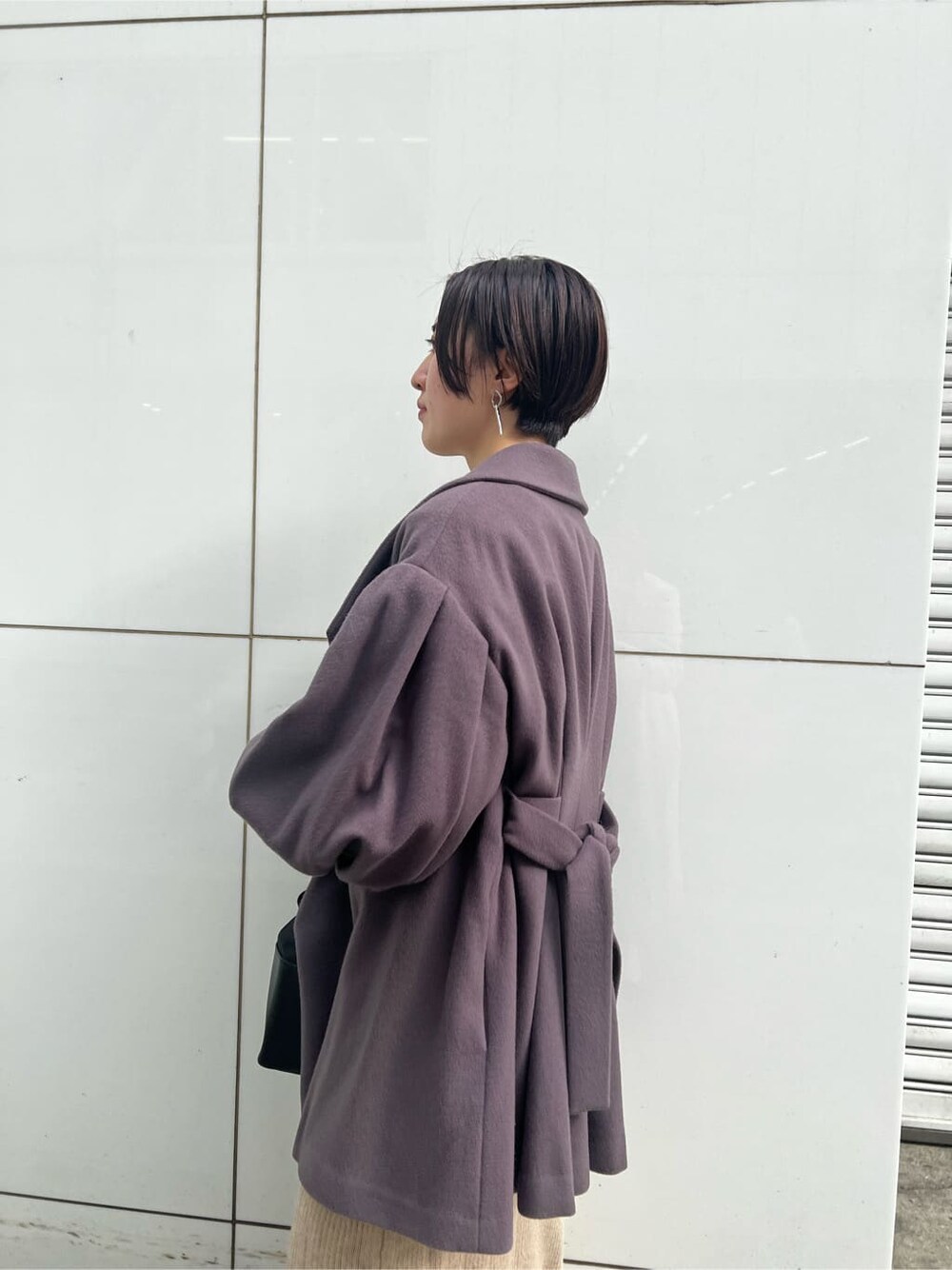 ブラック系のその他シューズ、ベージュ系のワンピース、パープル系のその他アウターを着用したレディースの冬コーディネートの5枚目の写真