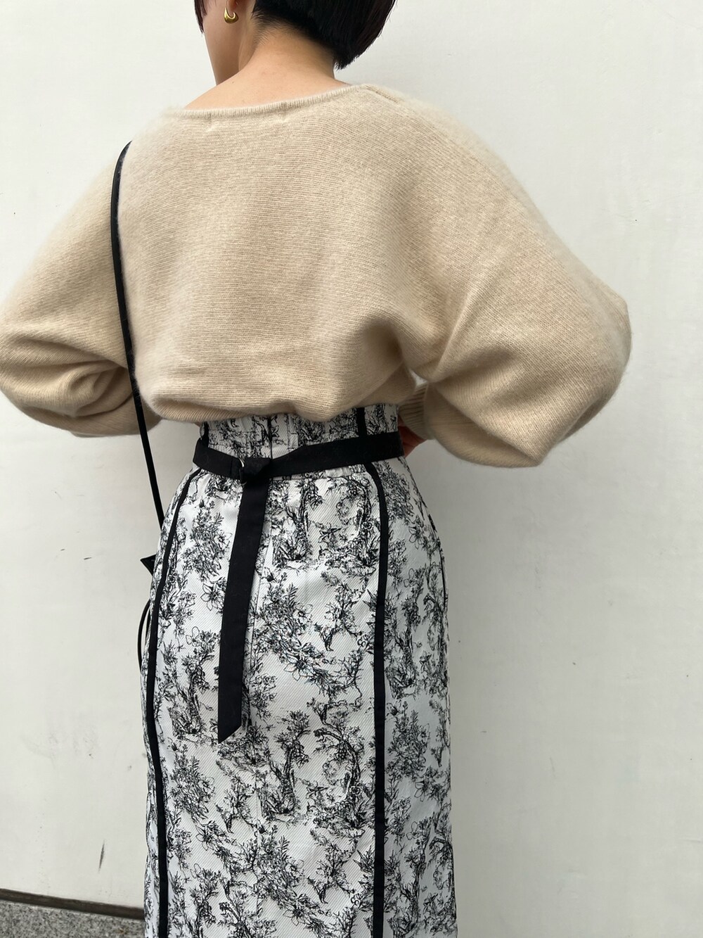 ブラック系のブーツ、ブラック系のスカート、グレー系のカーディガン/ボレロを着用したレディースの秋コーディネートの8枚目の写真