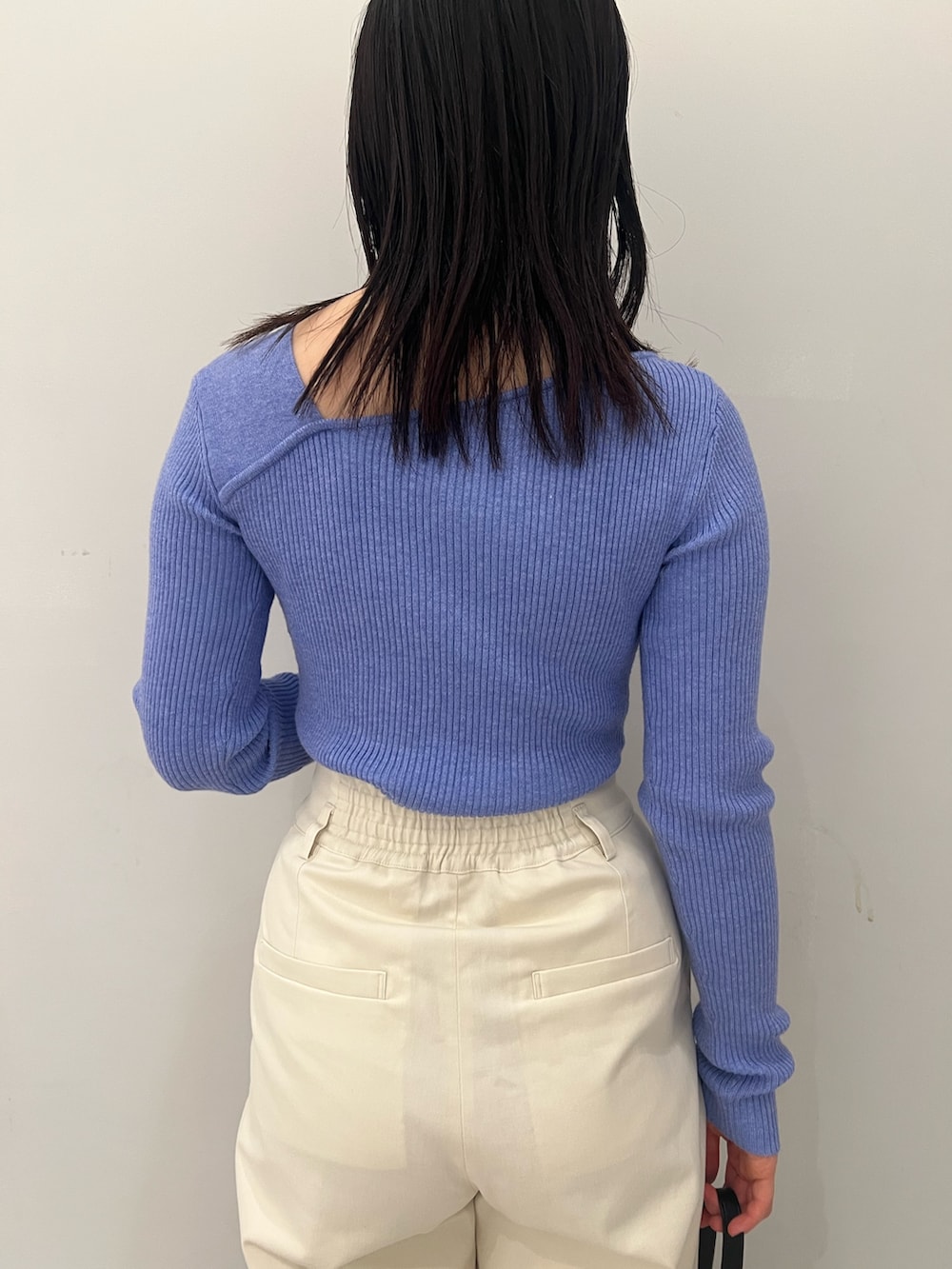 ブルー系のニット/セーター、ホワイト系のその他パンツ、ホワイト系のサンダルを着用したレディースの春コーディネートの5枚目の写真