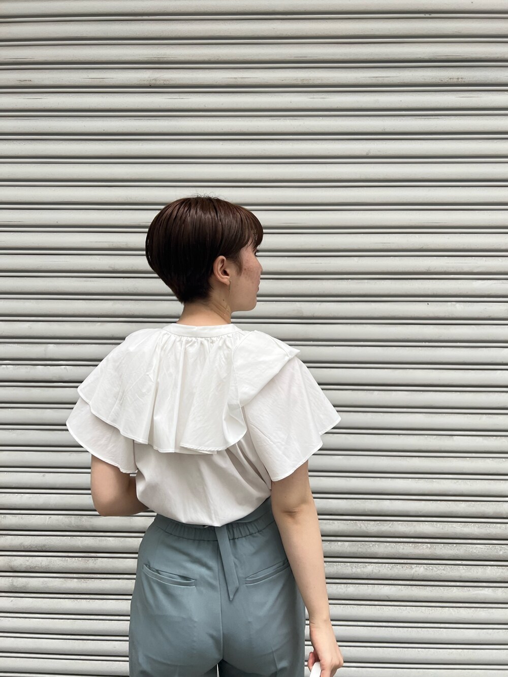 ホワイト系のシャツ/ブラウス、その他のサンダル、ブルー系のその他パンツを着用したレディースの夏コーディネートの5枚目の写真