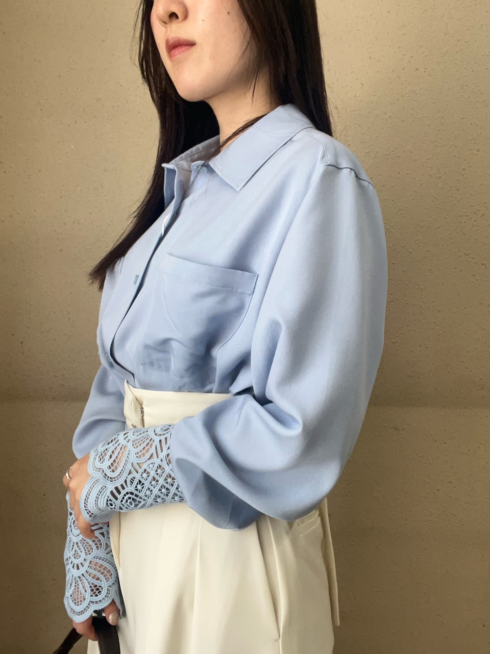 ブルー系のシャツ/ブラウス、ホワイト系のその他パンツを着用したレディースの冬コーディネートの4枚目の写真