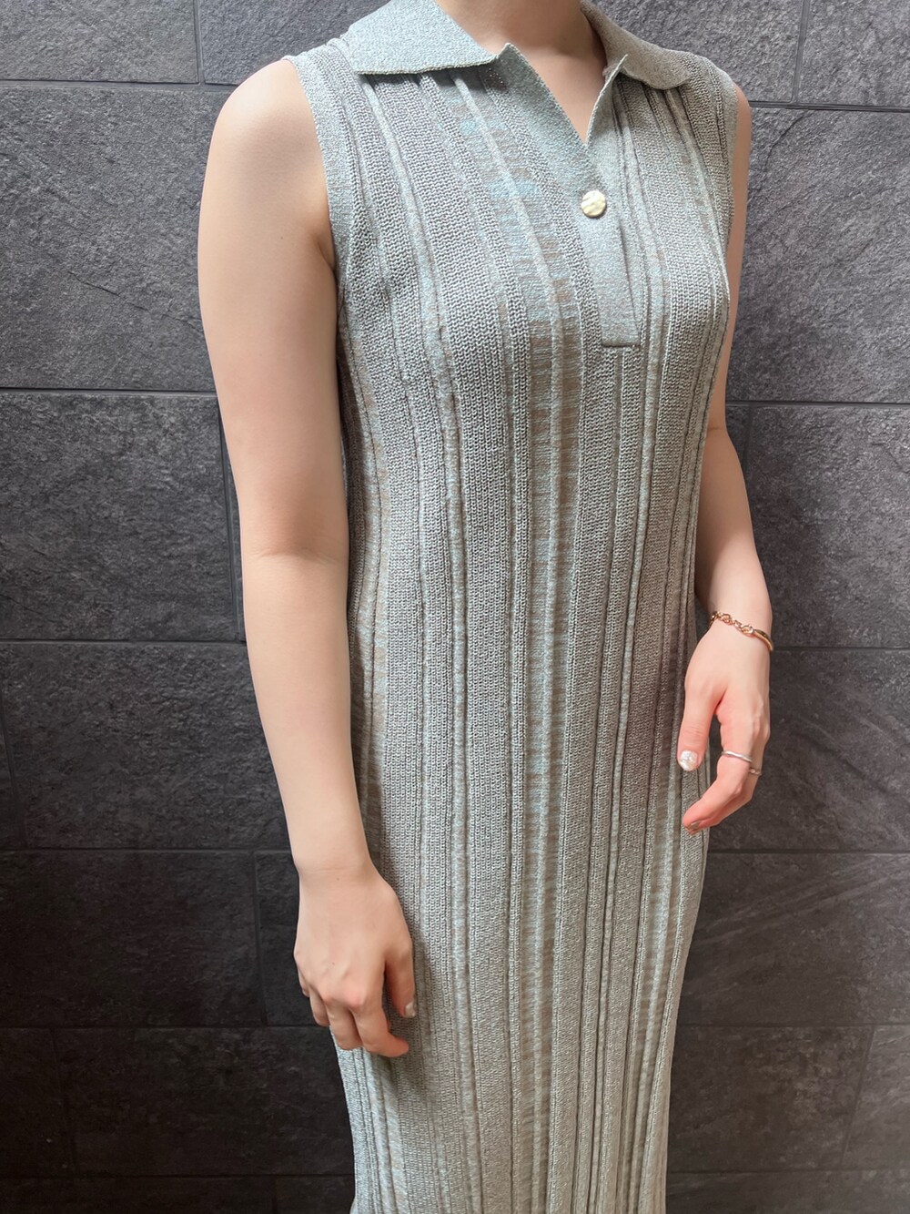 ホワイト系のサンダル、グリーン系のワンピースを着用したレディースの夏コーディネートの3枚目の写真