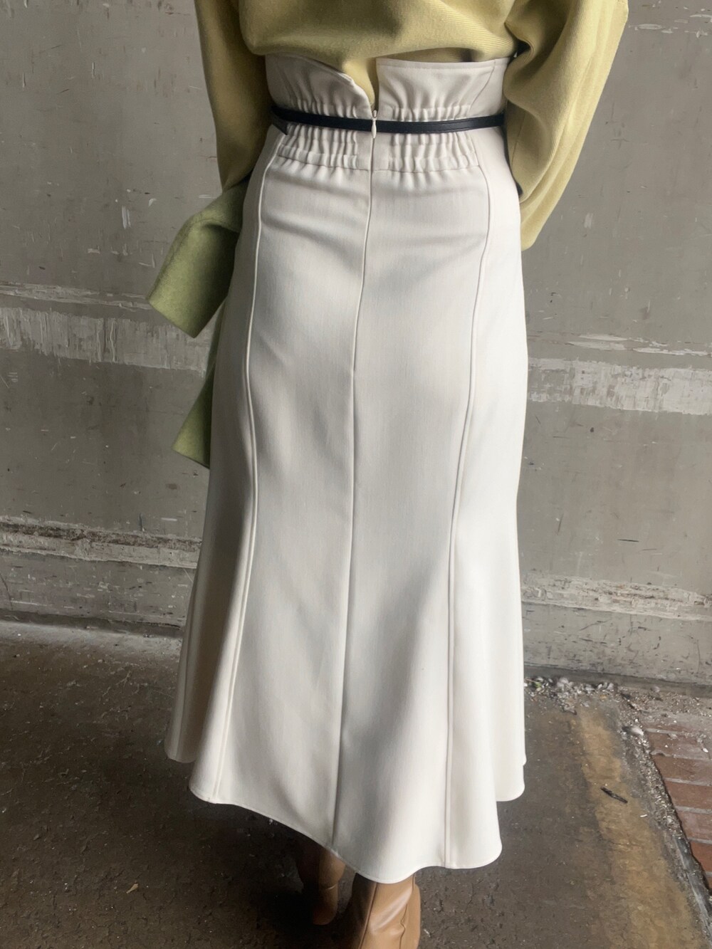 ベージュ系のブーツ、イエロー系のニット/セーター、グリーン系のカーディガン/ボレロを着用したレディースの秋コーディネートの10枚目の写真