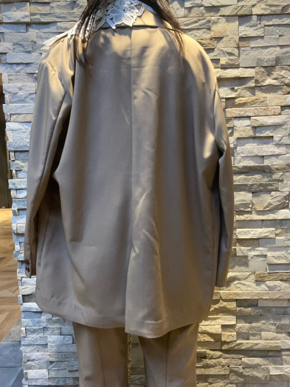 ホワイト系のハンドバッグ、ベージュ系のその他パンツ、ホワイト系のシャツ/ブラウスを着用したレディースの秋コーディネートの5枚目の写真