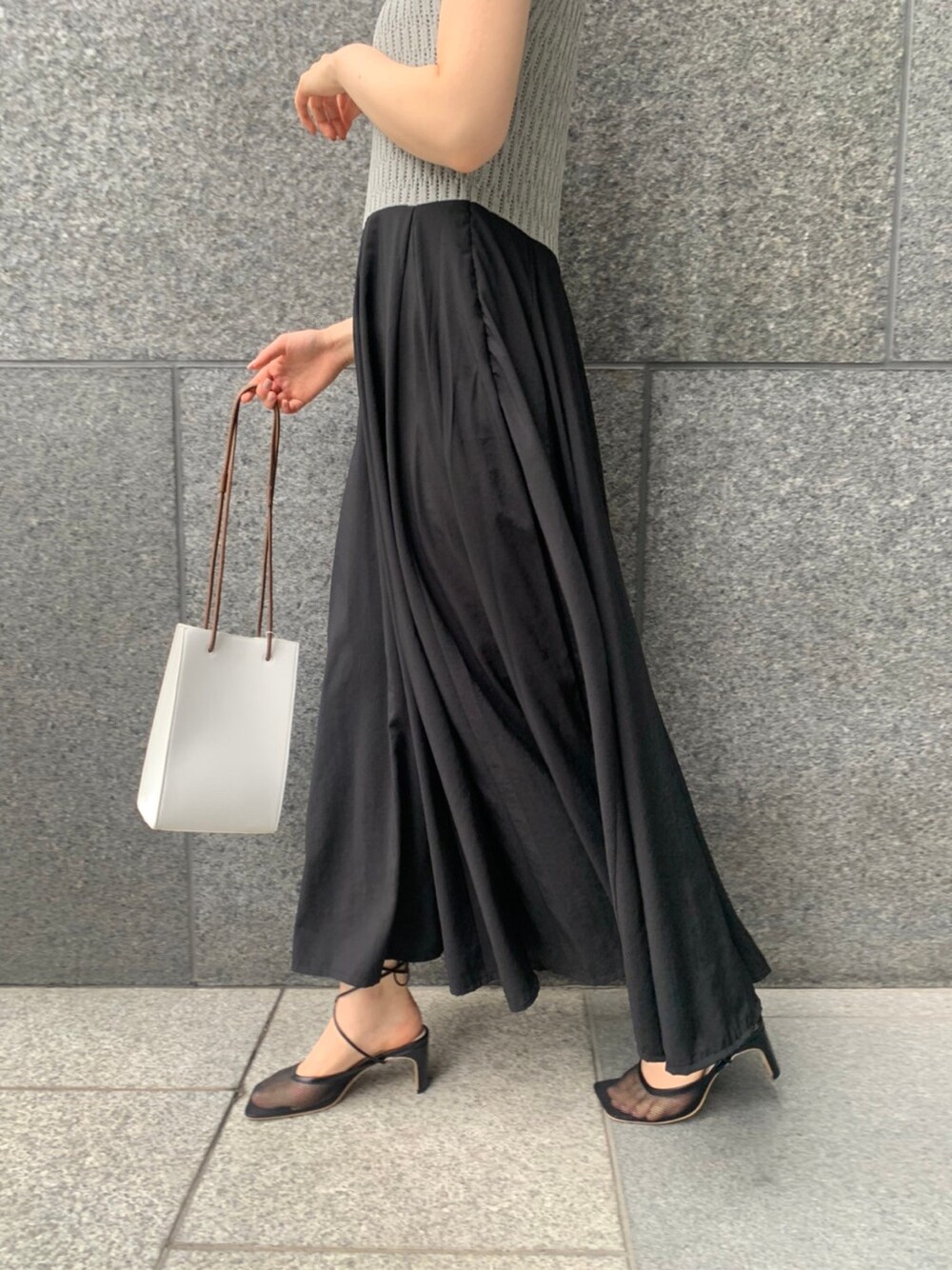 ブラック系のサンダル、グレー系のワンピースを着用したレディースの春コーディネートの3枚目の写真