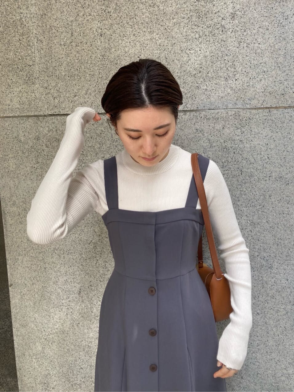 ベージュ系のその他シューズ、グレー系のスカート、ブラウン系のショルダーバッグを着用したレディースの秋コーディネートの4枚目の写真