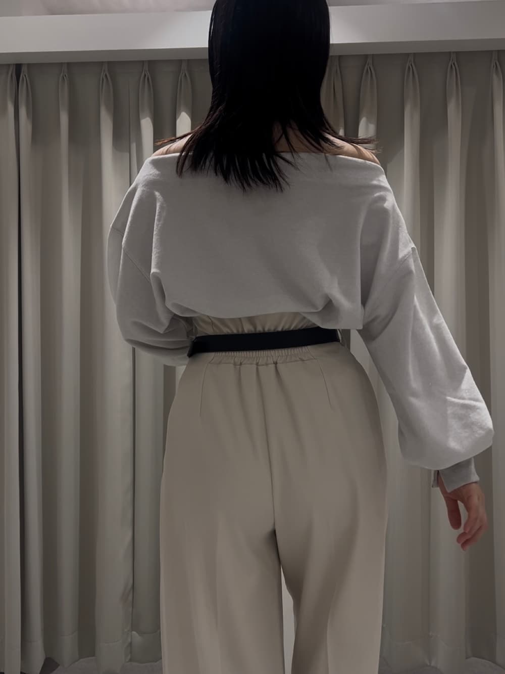 ホワイト系のその他パンツ、ホワイト系のスウェット、ホワイト系のサンダルを着用したレディースの春コーディネートの6枚目の写真