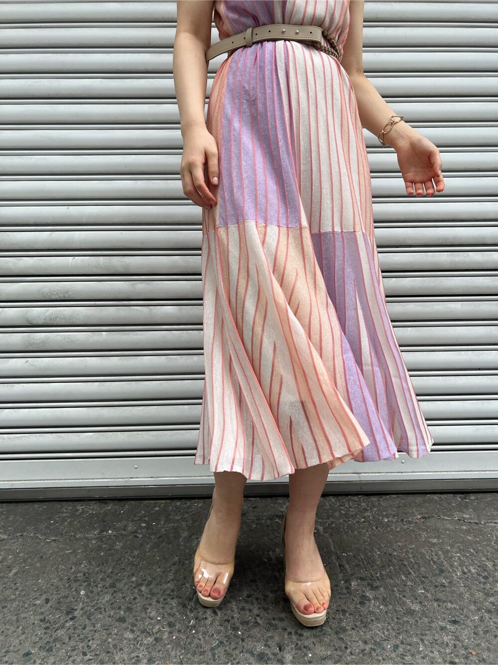 オレンジ系のワンピース、その他のパンプス、ホワイト系のカーディガン/ボレロを着用したレディースの春コーディネートの8枚目の写真