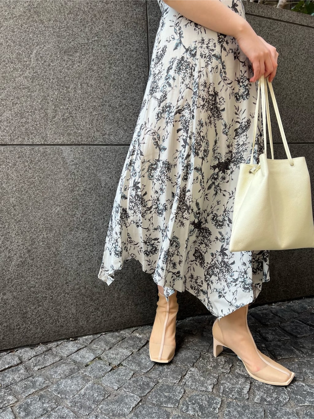 ベージュ系のブーツ、ホワイト系のハンドバッグ、イエロー系のカーディガン/ボレロを着用したレディースの春コーディネートの7枚目の写真