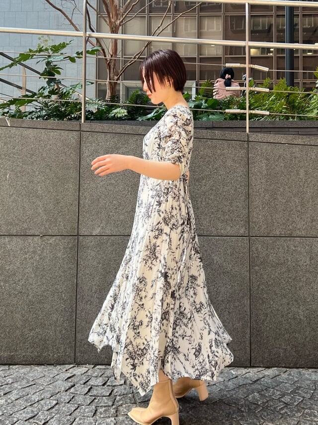 ベージュ系のブーツ、ホワイト系のハンドバッグ、イエロー系のカーディガン/ボレロを着用したレディースの春コーディネートの5枚目の写真