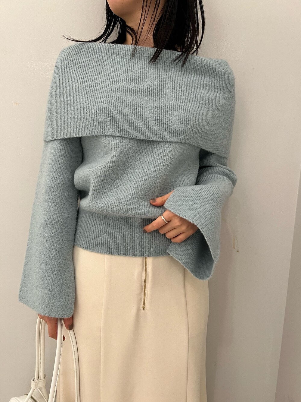 ホワイト系のスカート、グリーン系のニット/セーターを着用したレディースの冬コーディネートの3枚目の写真