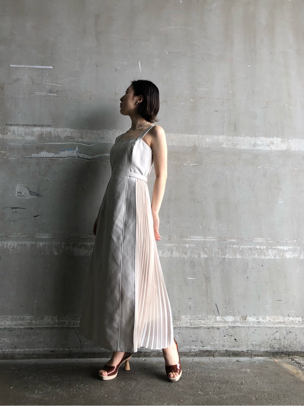 ブラウン系のパンプス、ホワイト系のワンピース、ホワイト系のカーディガン/ボレロを着用したレディースの春コーディネートの4枚目の写真