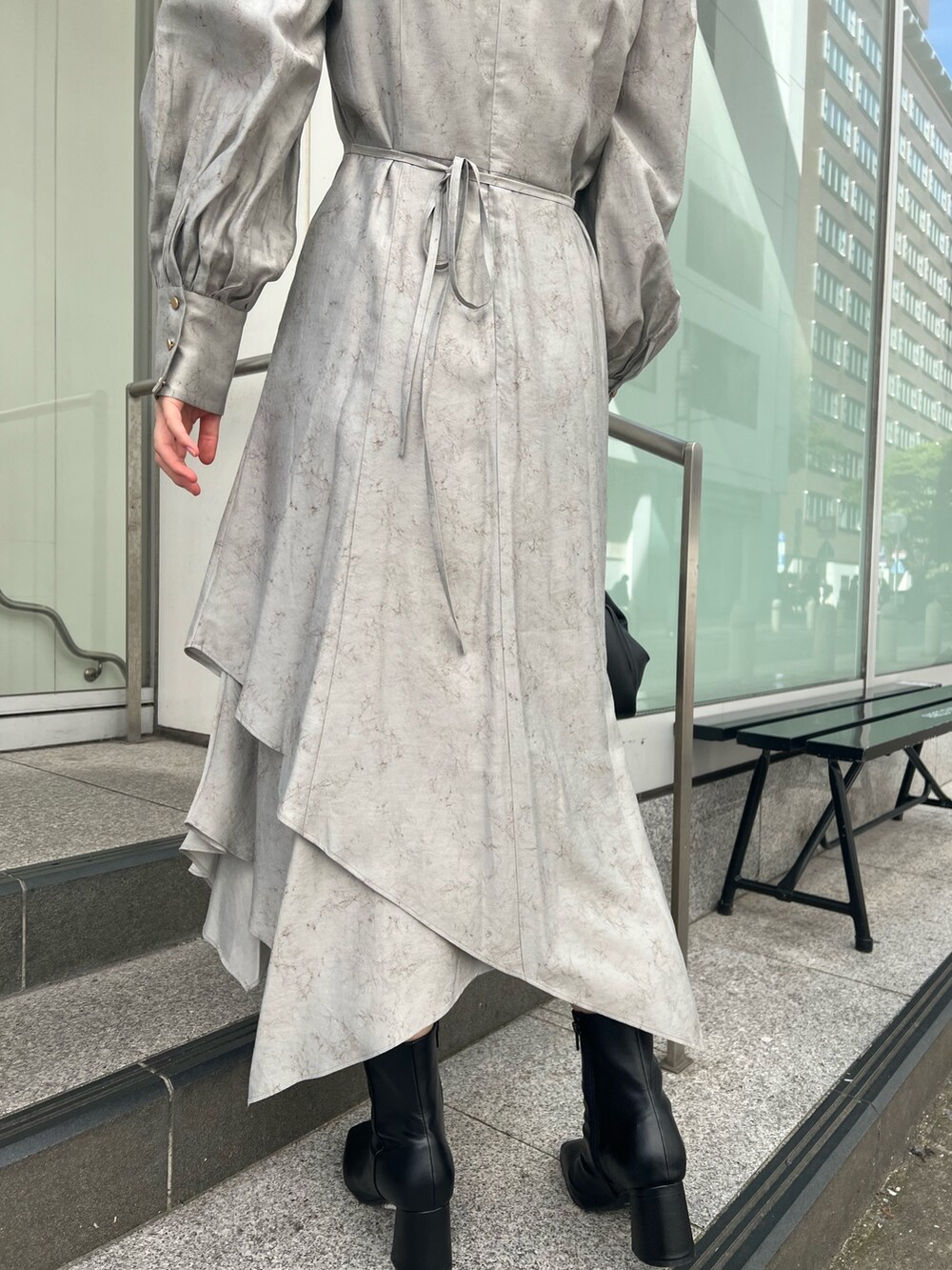 グレー系のカーディガン/ボレロ、グレー系のワンピース、ブラック系のブーツを着用したレディースの秋コーディネートの8枚目の写真