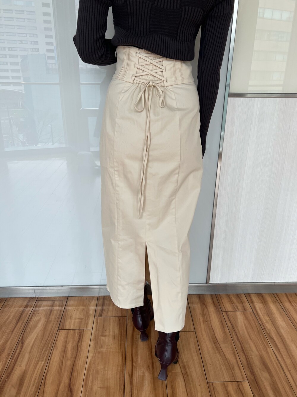 ホワイト系のスカート、グレー系のカーディガン/ボレロ、グレー系のニット/セーターを着用したレディースの冬コーディネートの10枚目の写真