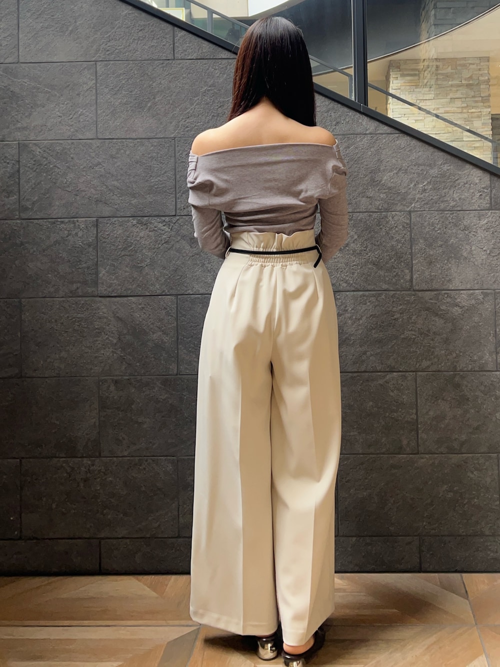 グレー系のTシャツ/カットソー、ホワイト系のその他パンツを着用したレディースの冬コーディネートの3枚目の写真