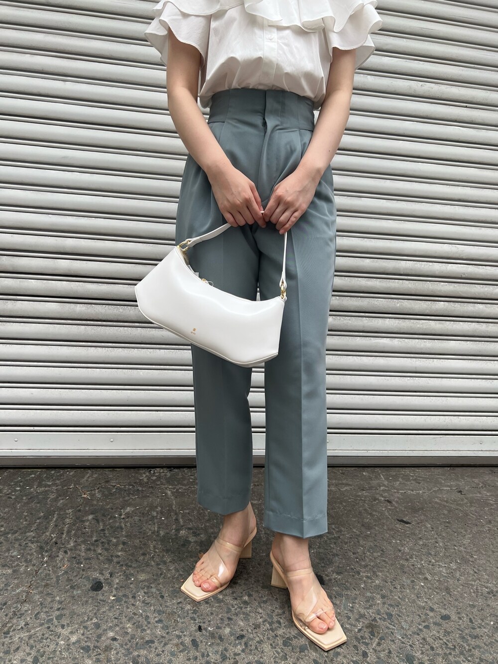 ホワイト系のシャツ/ブラウス、その他のサンダル、ブルー系のその他パンツを着用したレディースの夏コーディネートの7枚目の写真