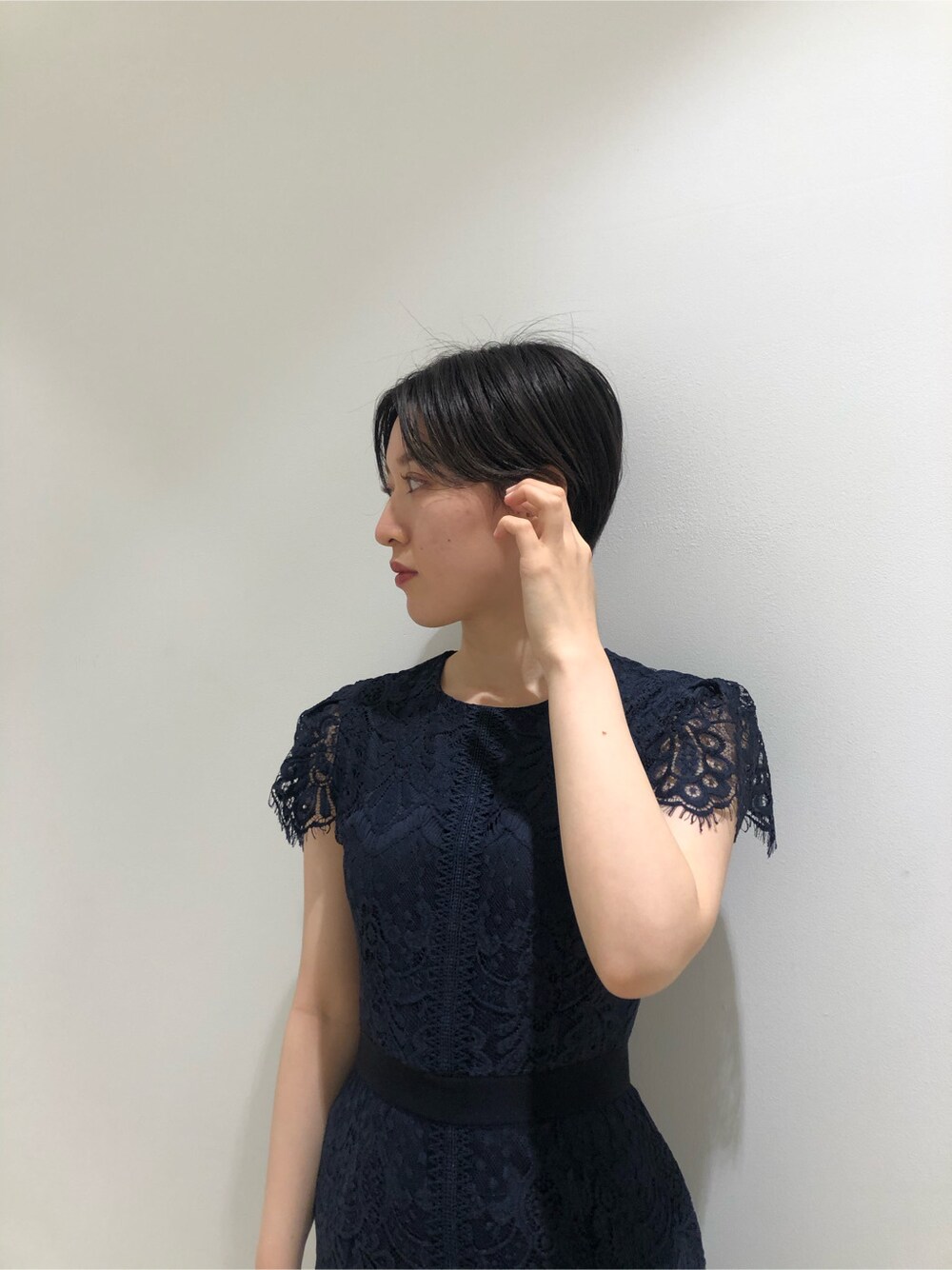 ブルー系のドレスを着用したレディースの秋コーディネートの4枚目の写真