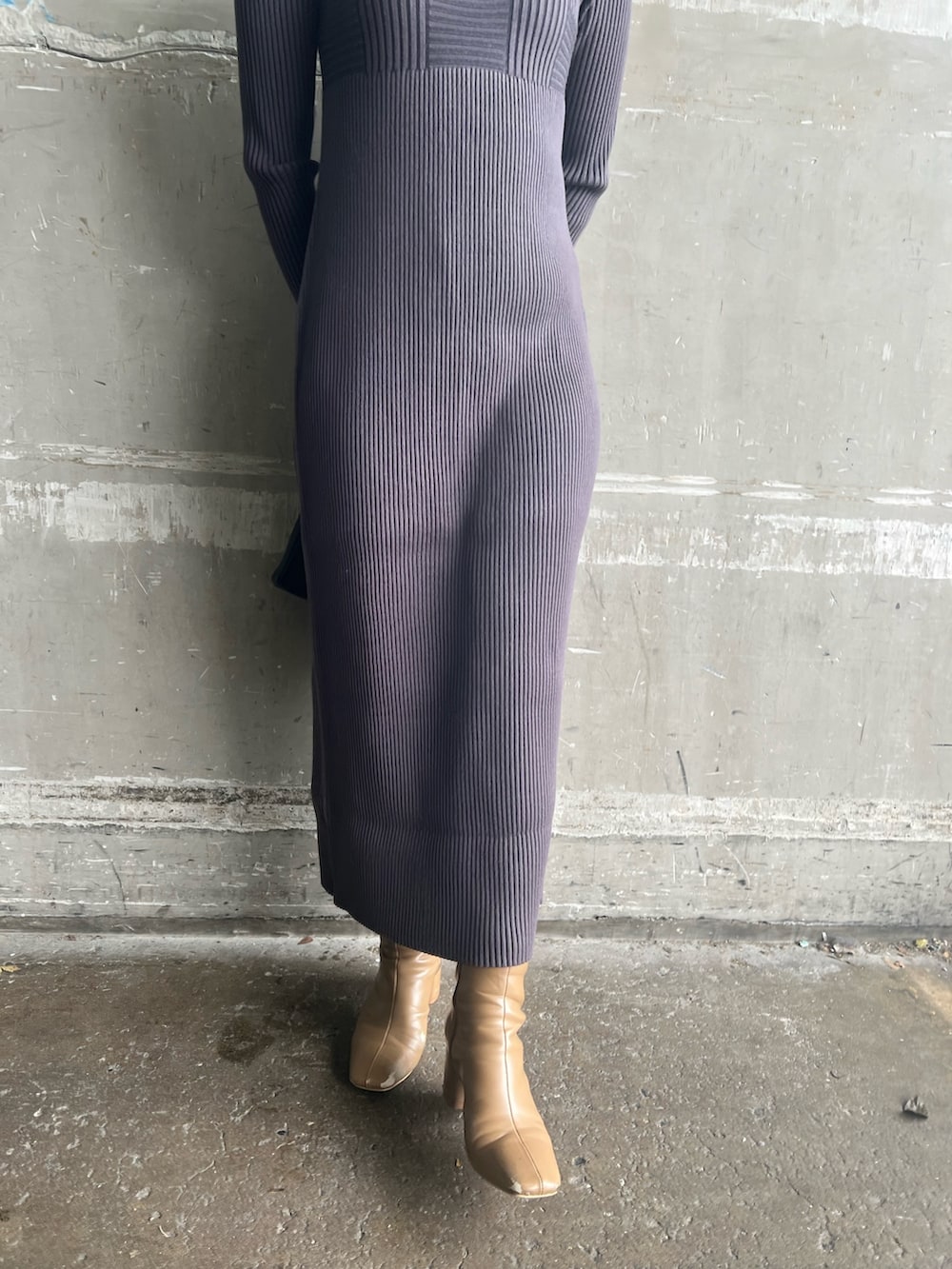 ブラック系のハンドバッグ、ベージュ系のブーツ、ホワイト系のカーディガン/ボレロを着用したレディースの冬コーディネートの7枚目の写真