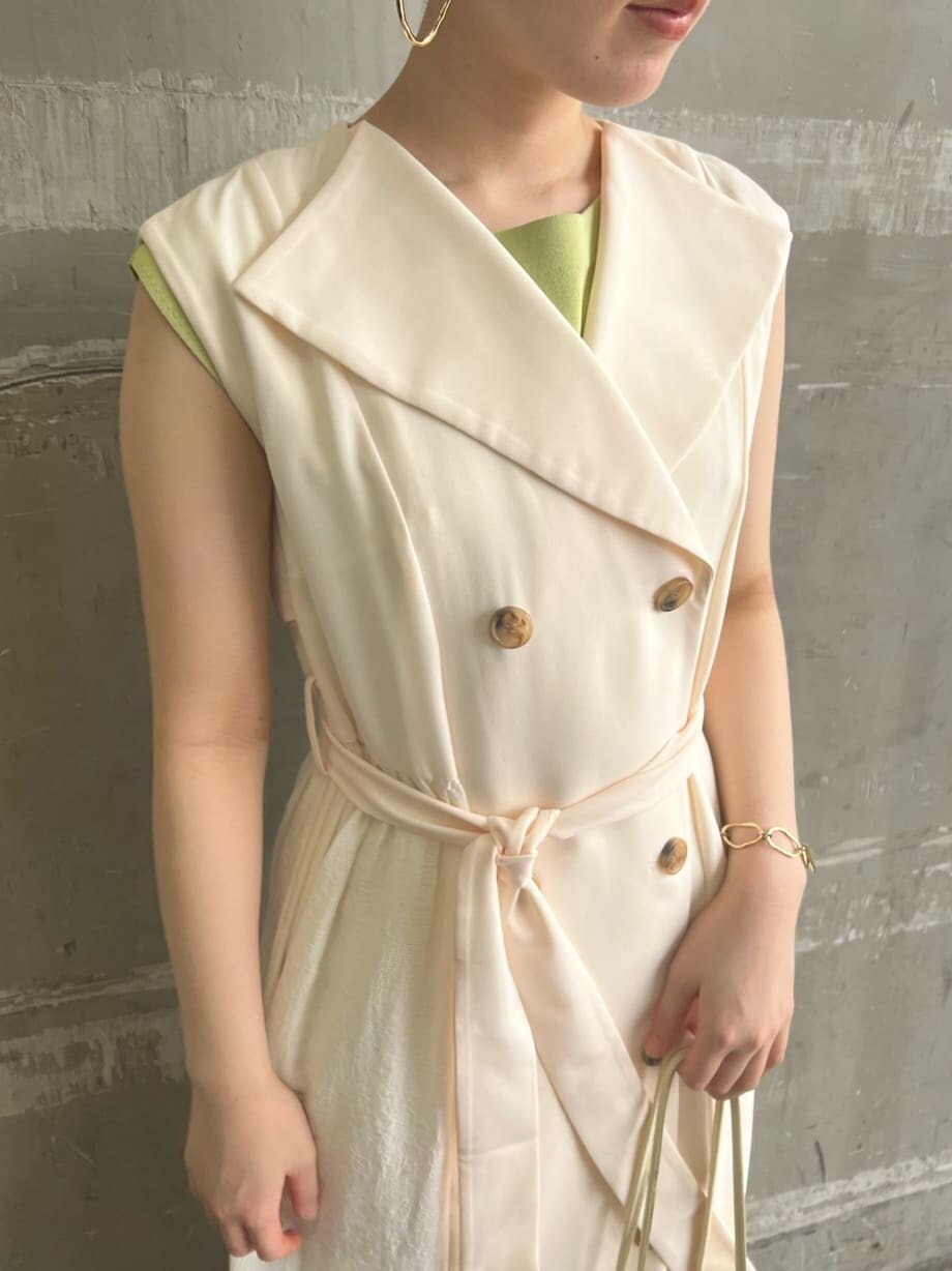 ホワイト系のハンドバッグ、ホワイト系のワンピース、グリーン系のサンダルを着用したレディースの春コーディネートの4枚目の写真