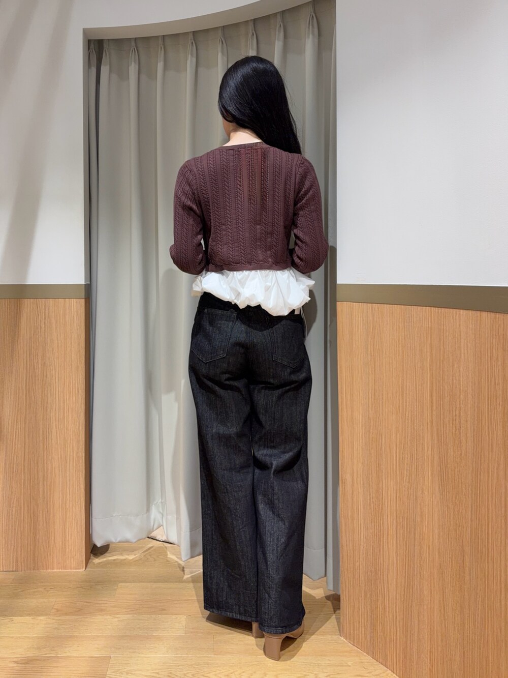 ブラウン系のカーディガン/ボレロ、ブラック系のデニムパンツを着用したレディースの夏コーディネートの3枚目の写真