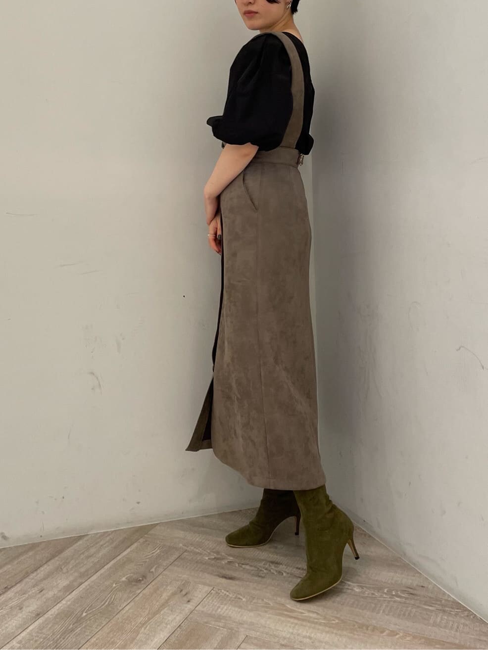 ブラック系のシャツ/ブラウス、グレー系のスカート、ベージュ系のブーツを着用したレディースの秋コーディネートの2枚目の写真