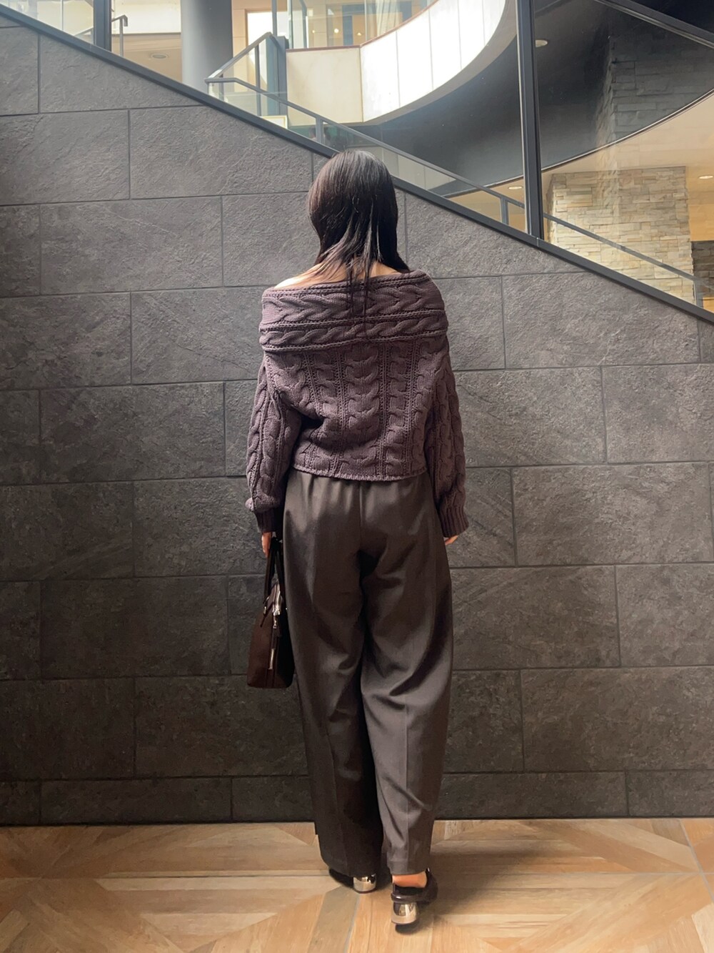 グレー系のニット/セーター、グレー系のその他パンツ、ブラウン系のパンプスを着用したレディースの秋コーディネートの3枚目の写真