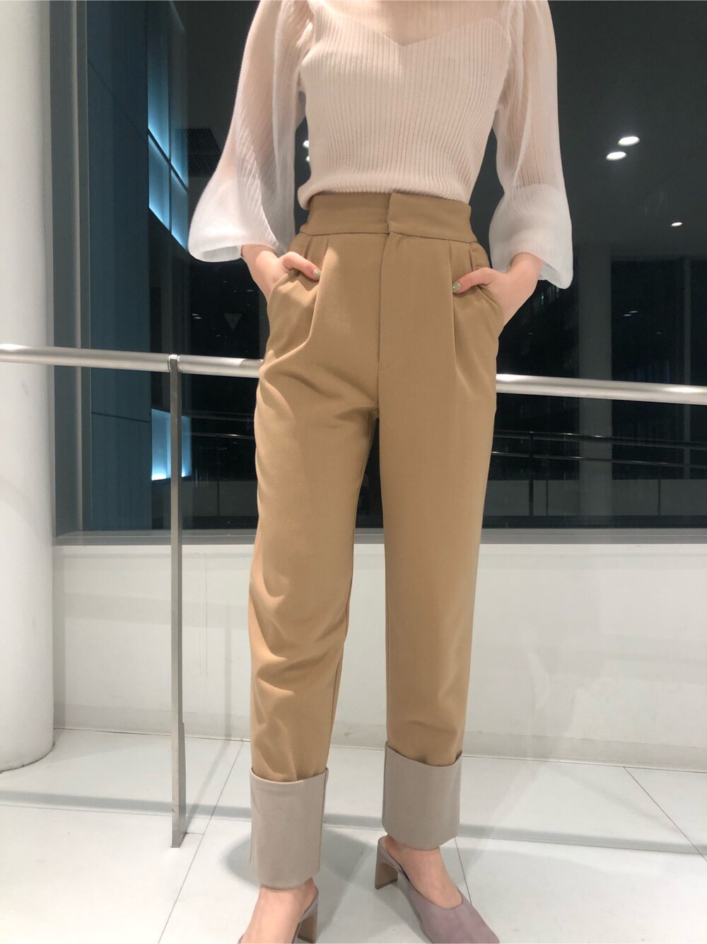 ベージュ系のその他アウター、パープル系のサンダル、パープル系のハンドバッグを着用したレディースの冬コーディネートの8枚目の写真