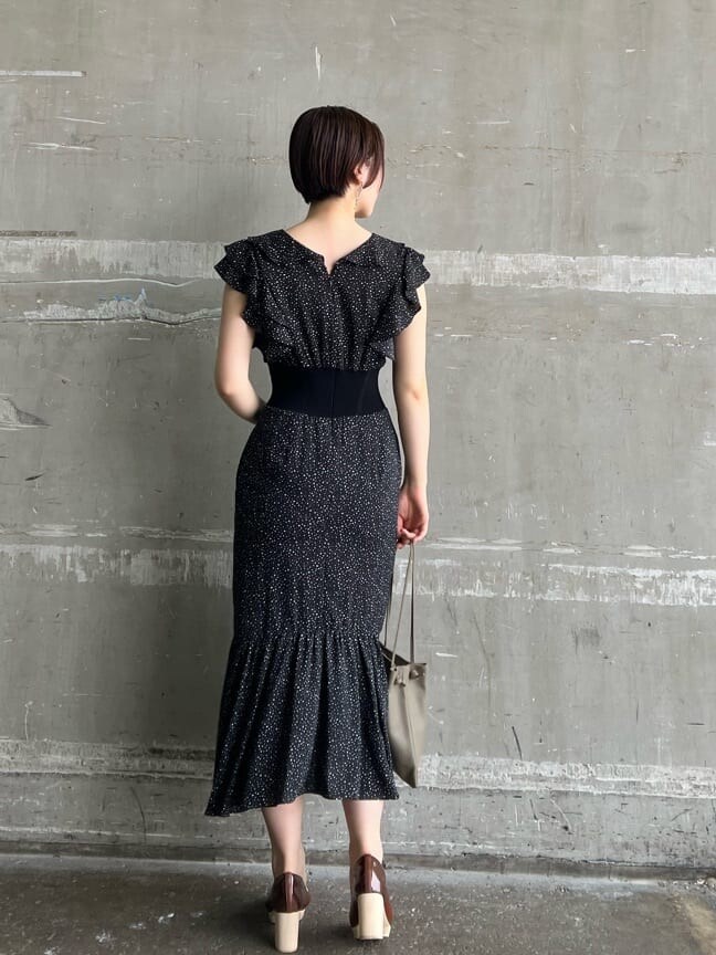 ベージュ系のハンドバッグ、ブラウン系のパンプス、ブラック系のワンピースを着用したレディースの夏コーディネートの3枚目の写真