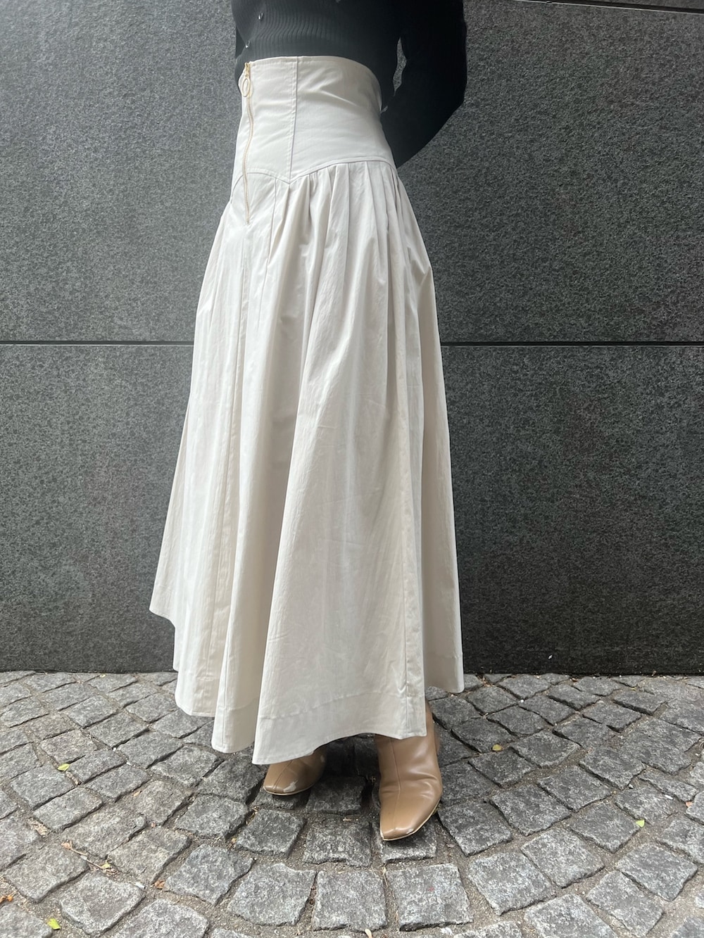 「LAGUNAMOONのCHNラクーンニットカーディガン(カーディガン/ボレロ、ホワイト系)」を使った、RUNA ONISHIさん(レディース・163cm)の冬コーディネートの8枚目の写真