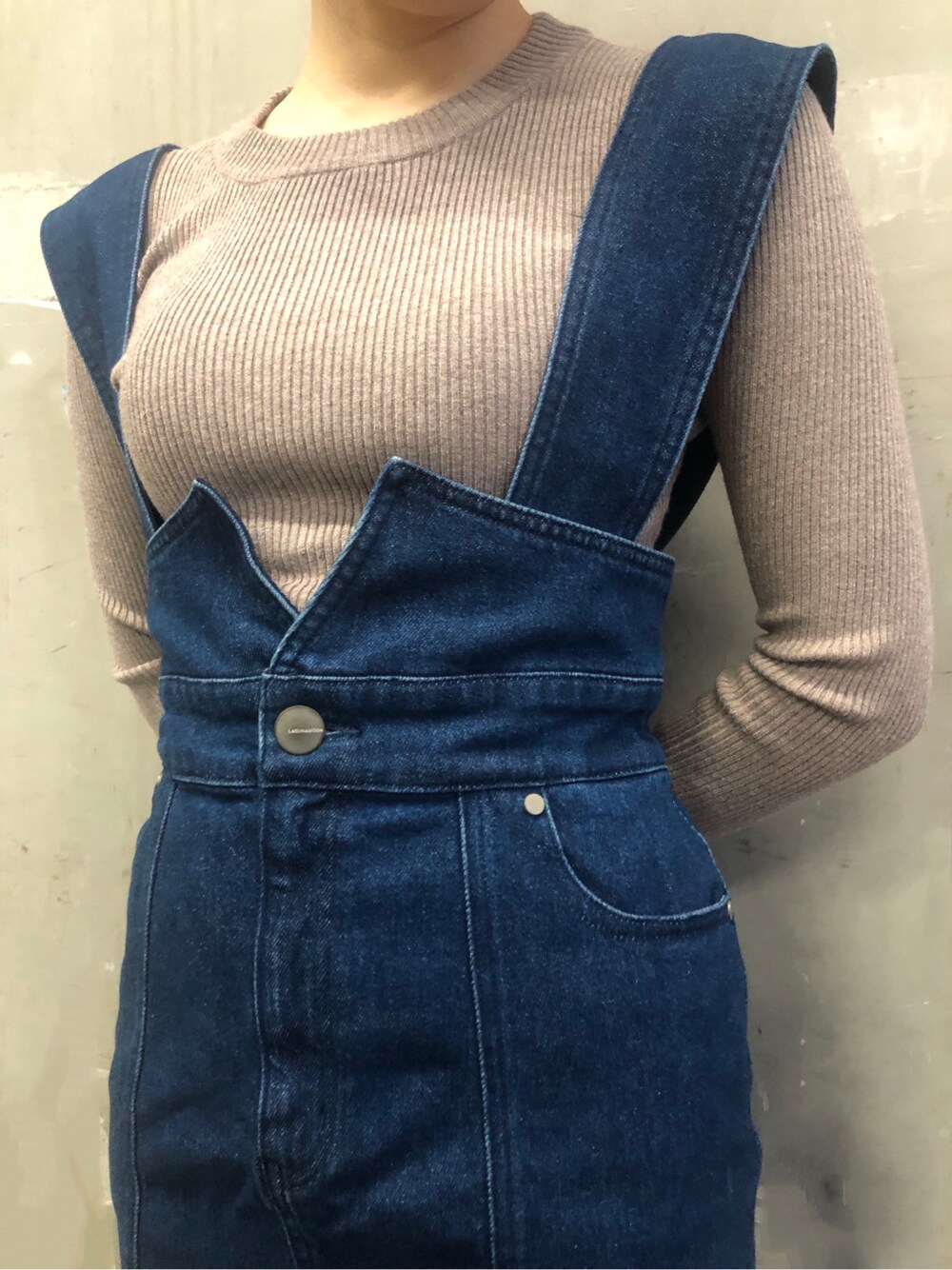 ベージュ系のニット/セーター、ブルー系のスカートを着用したレディースの冬コーディネートの3枚目の写真