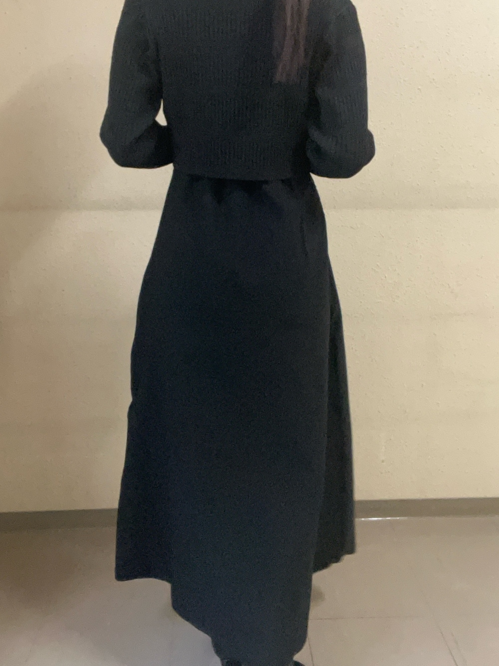 ブラック系のワンピースを着用したレディースの冬コーディネートの4枚目の写真