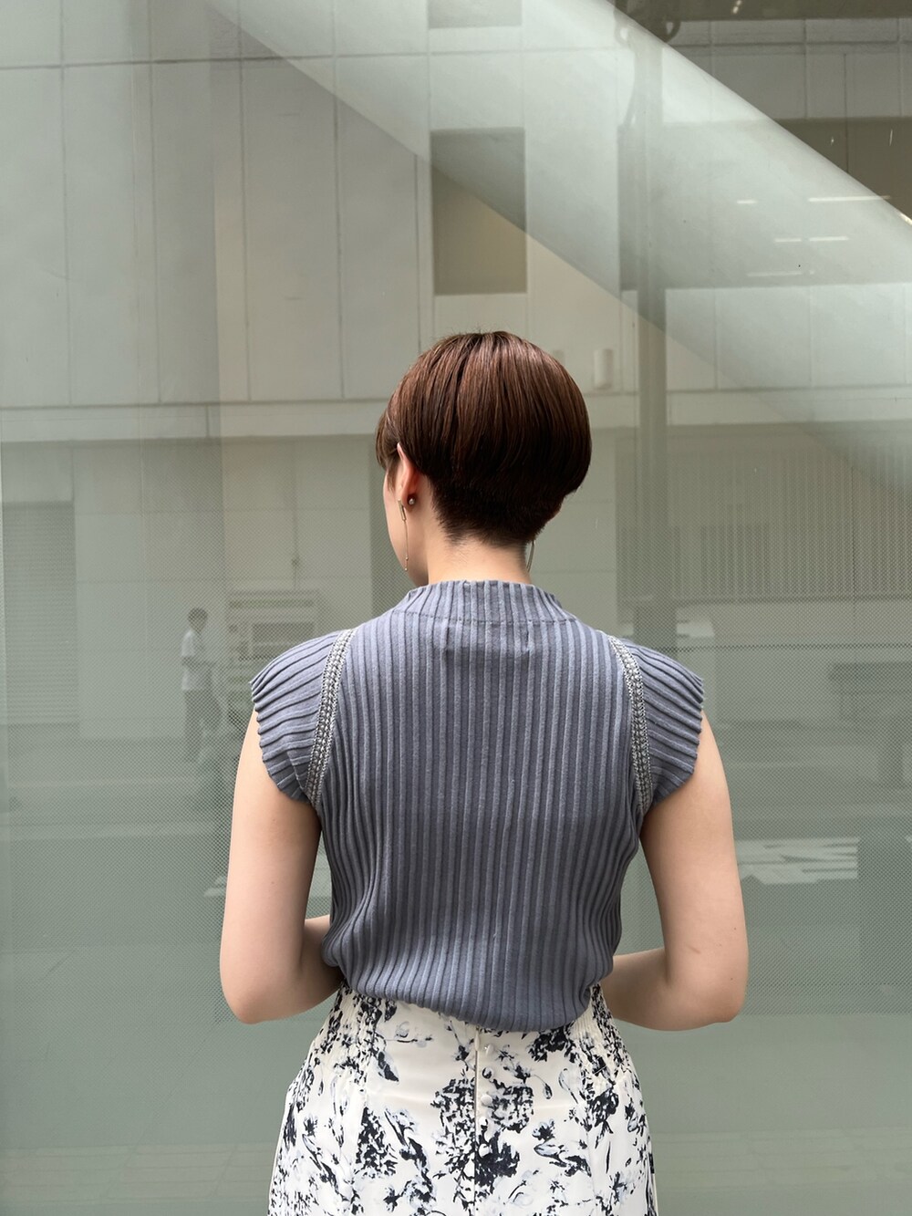 ベージュ系のサンダル、ブルー系のスカート、ホワイト系のハンドバッグを着用したレディースの夏コーディネートの4枚目の写真