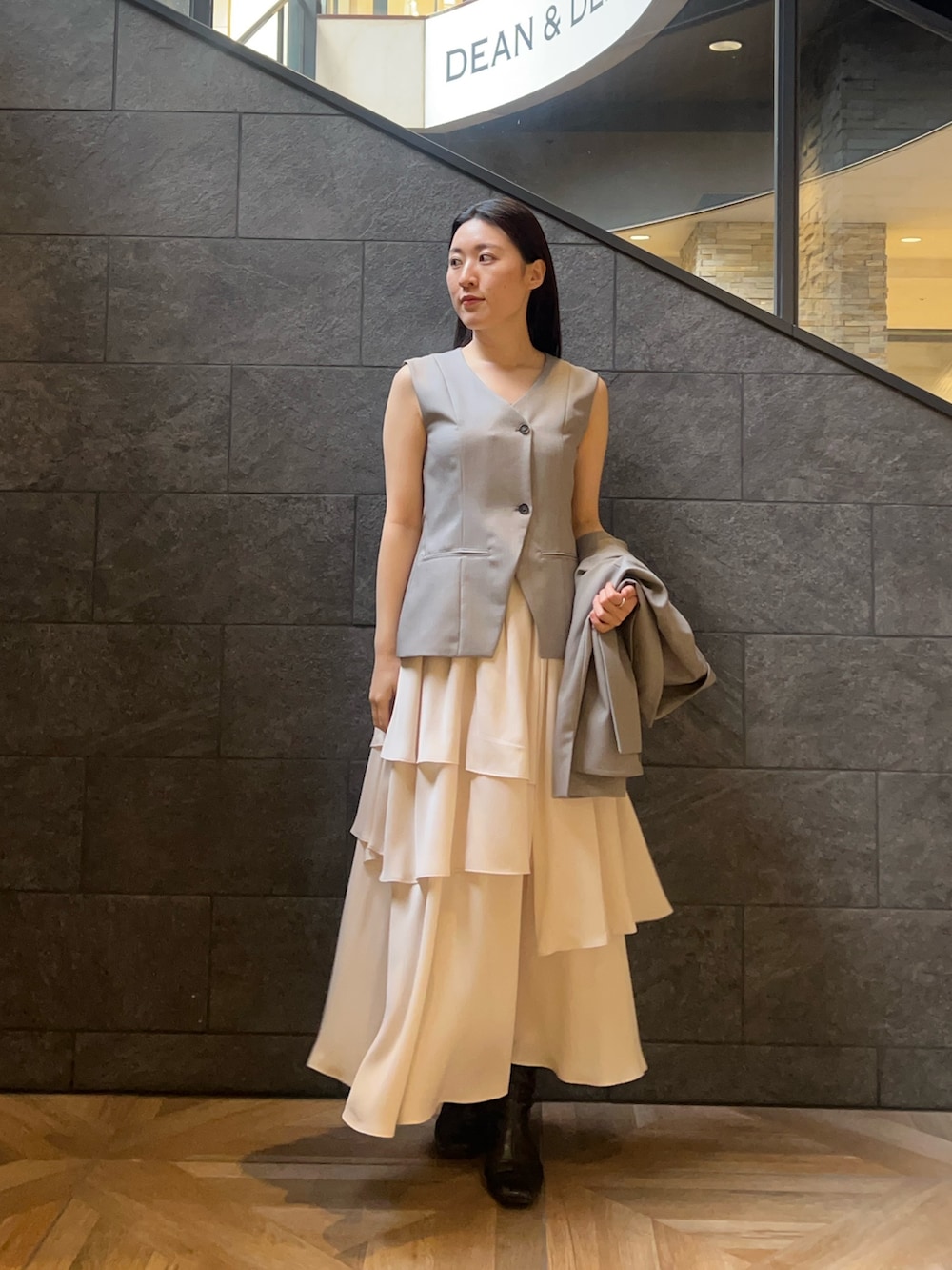 グレー系のワンピース、グレー系のテーラードジャケットを着用したレディースの冬コーディネートの5枚目の写真