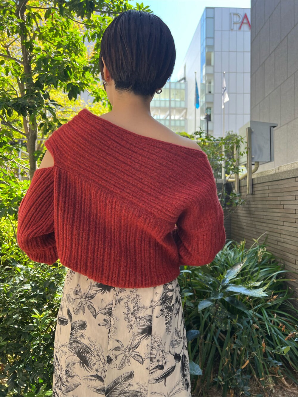 ベージュ系のスカート、ベージュ系のスカート、レッド系のブーツを着用したレディースの秋コーディネートの4枚目の写真